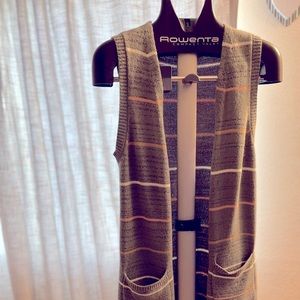 Like new! Trendy cardigan. Size small. Gray.